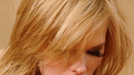 Blonde Milf mit riesigen Titten bekommt ihre enge Vag gebohrt grob