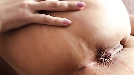 Morena gostosa rabuda enfiando o dedo no cuzinho