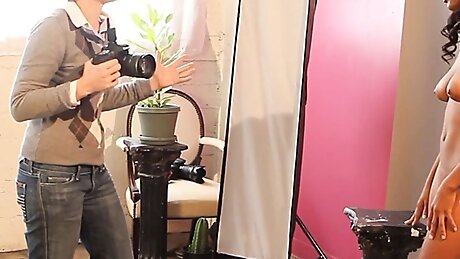 junges weisses maedel laesst sich von zwei jungen afrikanerinnen durchlecken