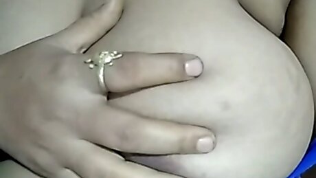 Indian stepmom video call pe boobs dikahti hui. Indian big boobs lovers.