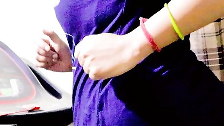 Hot ass Sangeeta gets hotter  on treadmill and starts talking dirty ( Hindi audio)