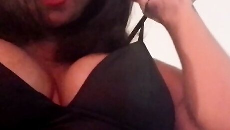 Morena gostosa brinca muito