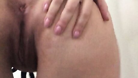 Novinha safada dancando mostrando o cuzinho