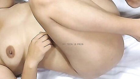 College girlfriend Trisha ki chudai se chila rahi hai