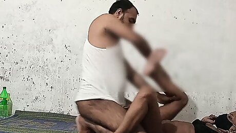 Sexy Bat karte karte bhabi ki chut gili kari devarne or chudai kari chusa chusakar