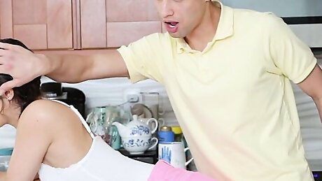 FreeUse Fantasy - Sexy Sugarbabe Kylie Quinn Offers Lucky Stud A Free Access To Her Juicy Pussy