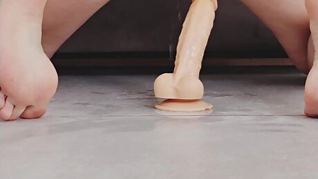 Solo dildo home riding and squirt
