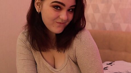 Guy wins his Uno prize - blowjob and huge strapon