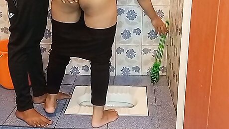 Bathroom Ki Safayi Kar Rhi Bhabhi Ko Pakad Ke Choot Chodi