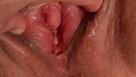 Anonypuss continuously gushes and squirts little jets while coming a number of times, can you count ?