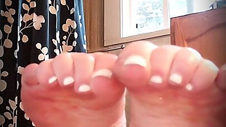 Milf self worships feet and gets really wet