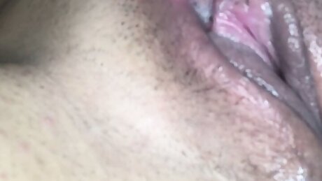 Gozando sozinha brasileira bronzeada toda melada exibindo a buceta apos ter um orgasmo