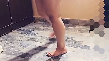 Desi wife ki gand me danda de k Dance karwaya