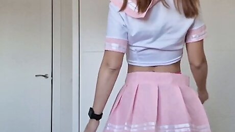 Cheadleader blonde modeling at home with big ass