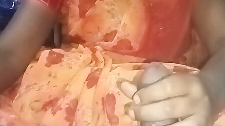 Desi aunty handjob in hotal room