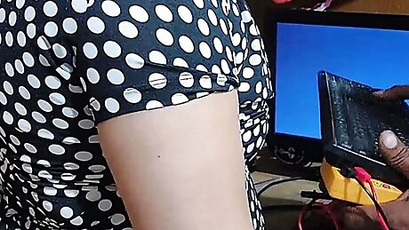 Computer technician Licking pussy of lady customer when he comes for reparing