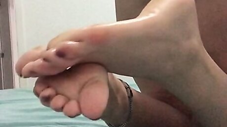 Brasileira da bunda grande exibe seus pes lubrificados