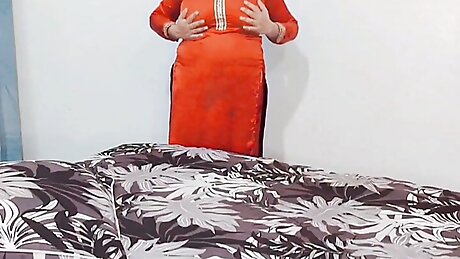 Paki Desi Aunty Show Big Tits and Fingering