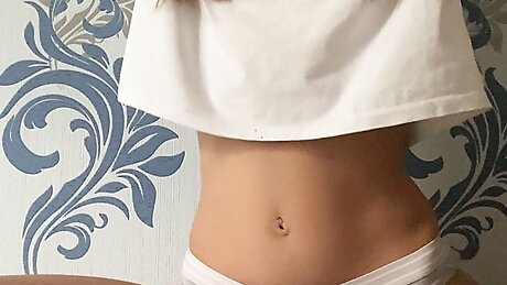 While no one is at home, I masturbate pussy to orgasm