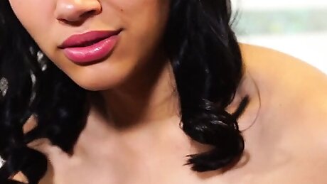 Lia Ponce Solo fingering her pussy