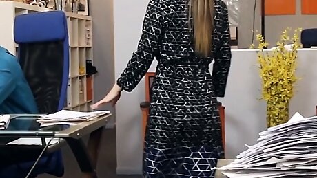 FamilyStrokes - Horny Slut Seduces Hot Stud By Bending Down Showing Her Bubble Butt And Pussy Slit