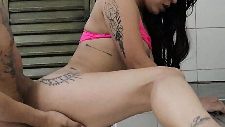 I fuck my girlfriend while cleaning the kitchen