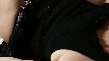 Yanks Babe Pandora Blake's Soaking Wet Finger Thrusts