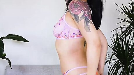 JOI: Leg Worship Seduction Full Clip: dominaelara.com