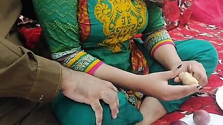 XXX Desi Helping My Stepmom In Cutting Vegetable Than Fucking Her Big Ass Cheating My Stepdaddy Clear Hindi Audio