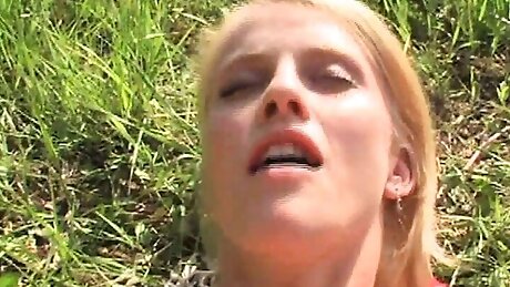 Young couple fuck at the park!