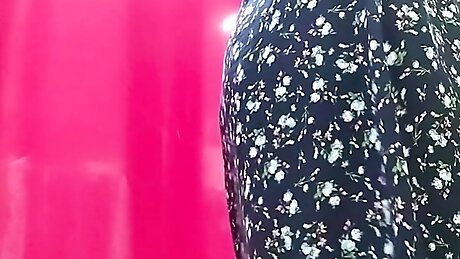 Guess what juicy cougar mommy is doing in the mall fitting room