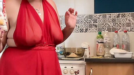 Vends-ta-culotte - Curvy French MILF cooking in sexy lingerie and masturbating with a whisk