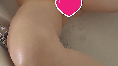 Mysteriousgirl7 squirting in her bathtub