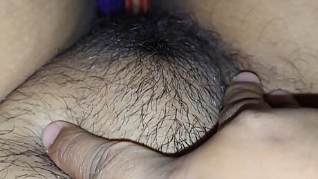 Didi apne chut me ungli dal ke maze leti hui. Indian beautiful hairy fingering.