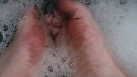 BBW Feet Play in Bath and Bubbles