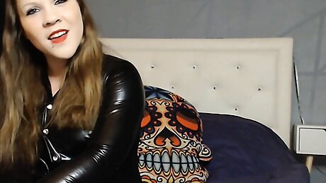 Vends-ta-culotte - Humiliation for submissive man by young vicious dominatrix