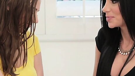 Elektra Rose and Jaclyn Taylor are sexy lesbian teens