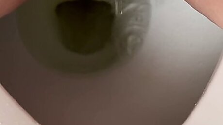 Mae&rsquo;s Sweet Pussy Pissing