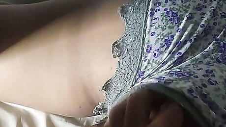 Amigo de mi esposo entra a mi cuarto y me convence para follar excitantes gemidos