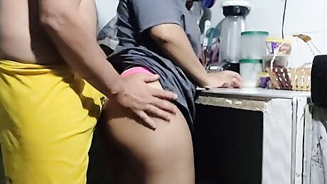 Estoy en la cocina y el no aguanta y me folla mi conito apretado