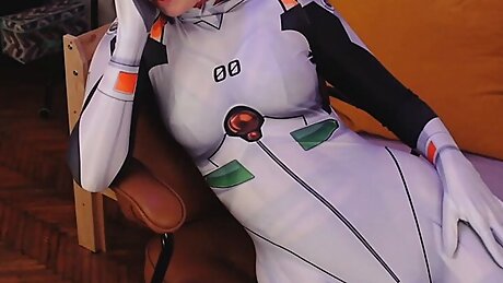 Cosplayer In Spandex Oils Herself And Cums