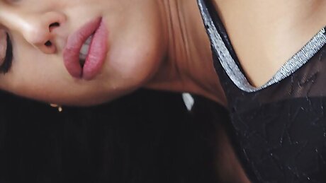 5KPORN Squirting Stunner Apolonia Makes a Mess