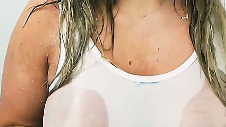 Blusinha branca molhada