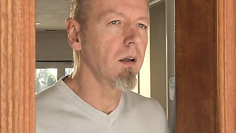 blondine wird vom stiefvater hart gefickt