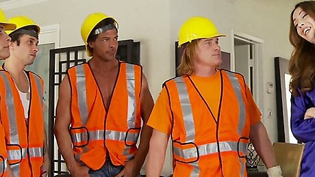 hausfrau laesst ich von den drei bauarbeiter ficken waehrend ihr mann arbeiten ist