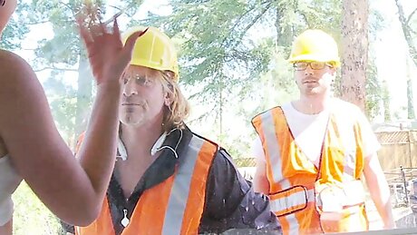 Blonde notgeile milf fickt sich durch die Baustelle