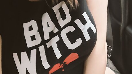 Pawg in car plays with herself under her shorts