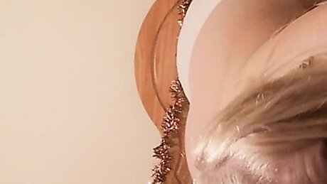 Kitty Queen Shaking Her BBW Chubby Ass - Twerking My Pawg Bum, Amateur Blond Chubby Milf, Feet And Arse. Homemade Wife