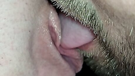 Drugar Mi Lize Picku Dok Je Muz Na Poslu