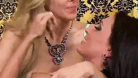 Big Titty Cougars Julia Ann And Jessica Jaymes Eat Wet Muff!